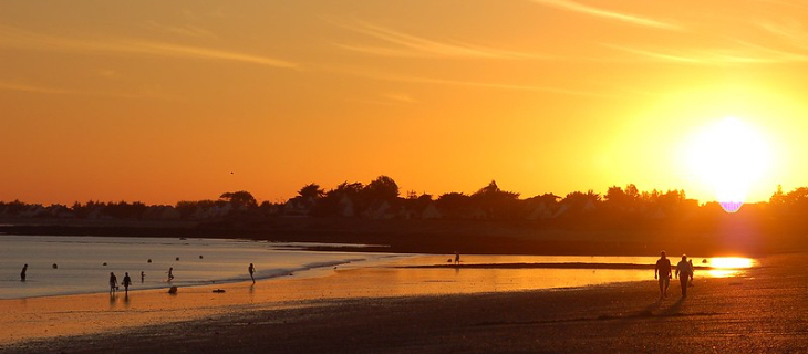 Photographie d'un coucher de soleil sur la plage de Damgan