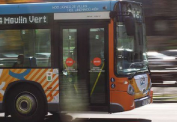 Bus de la ligne 4 du réseau de transport QUB de Quimper en train de rouler