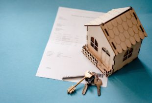 maquette de maison avec clés sur feuille de papier